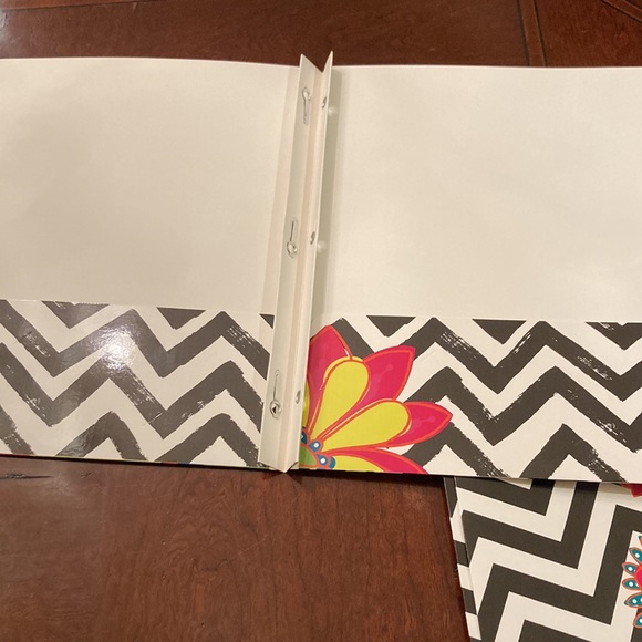 Set of three Unison two pocket floral printed folders. - Picture 7 of 9